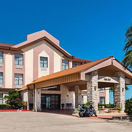 Quality Inn & Suites Buda Buitenkant foto