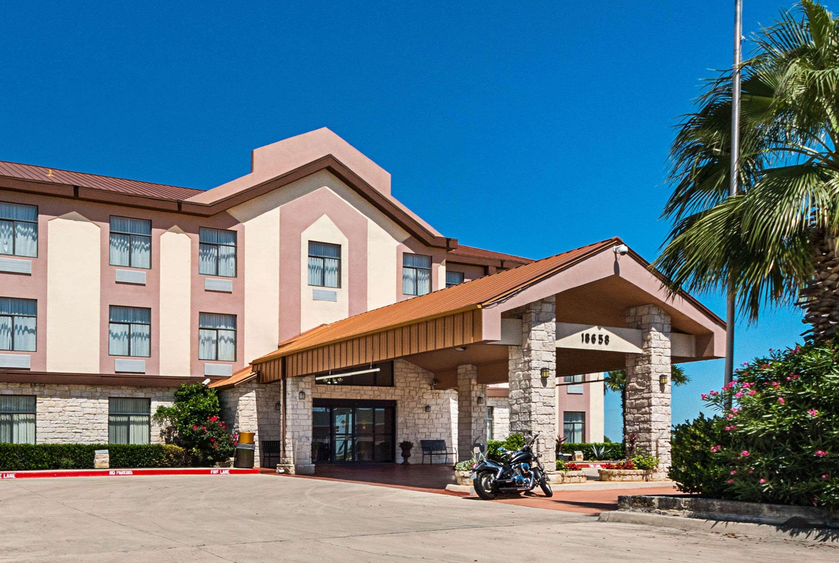 Quality Inn & Suites Buda Buitenkant foto