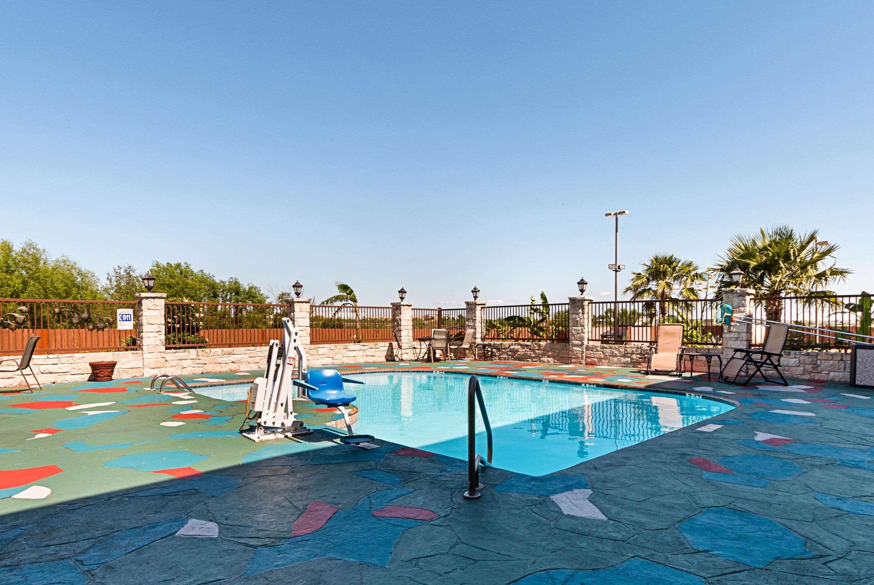 Quality Inn & Suites Buda Buitenkant foto