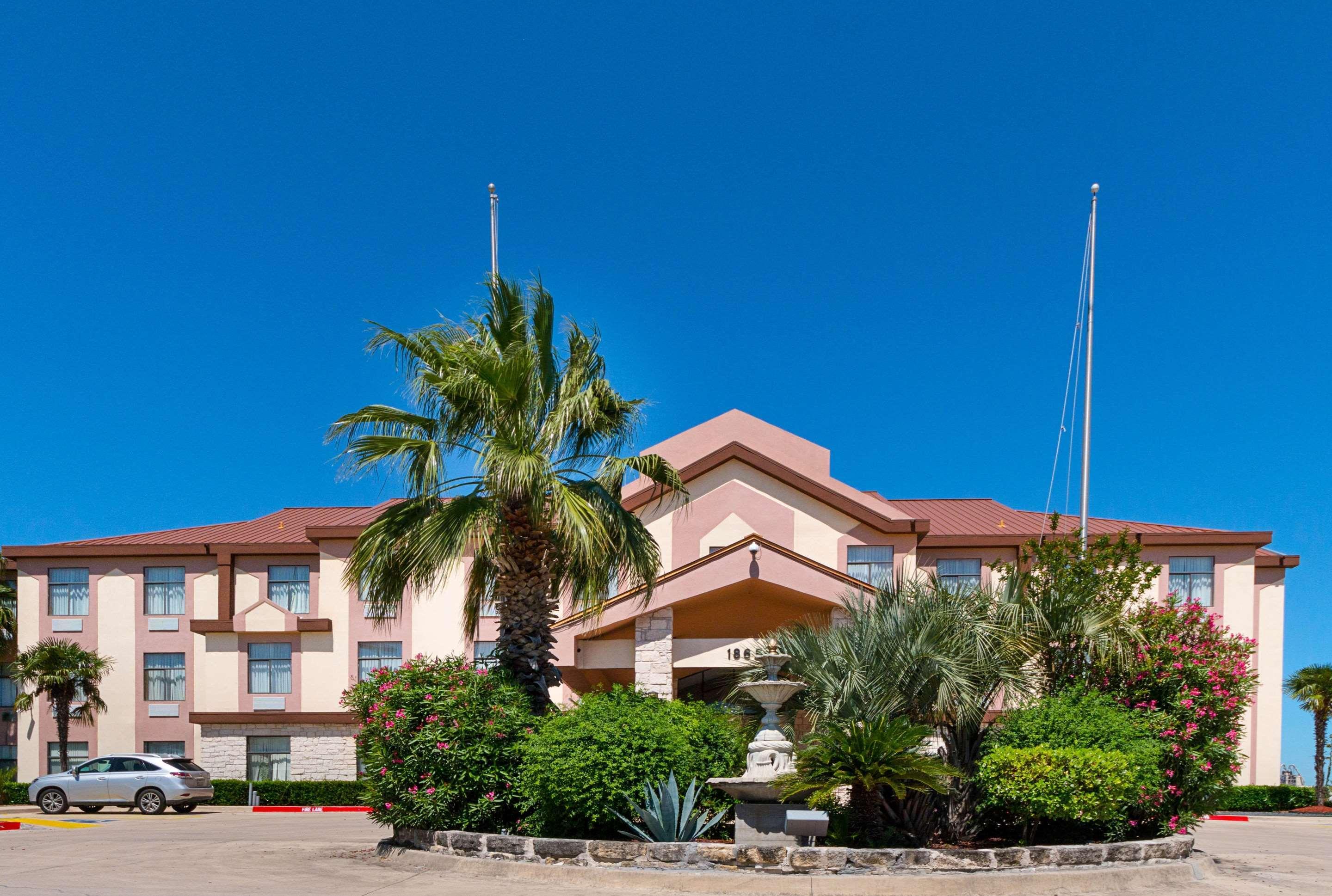 Quality Inn & Suites Buda Buitenkant foto