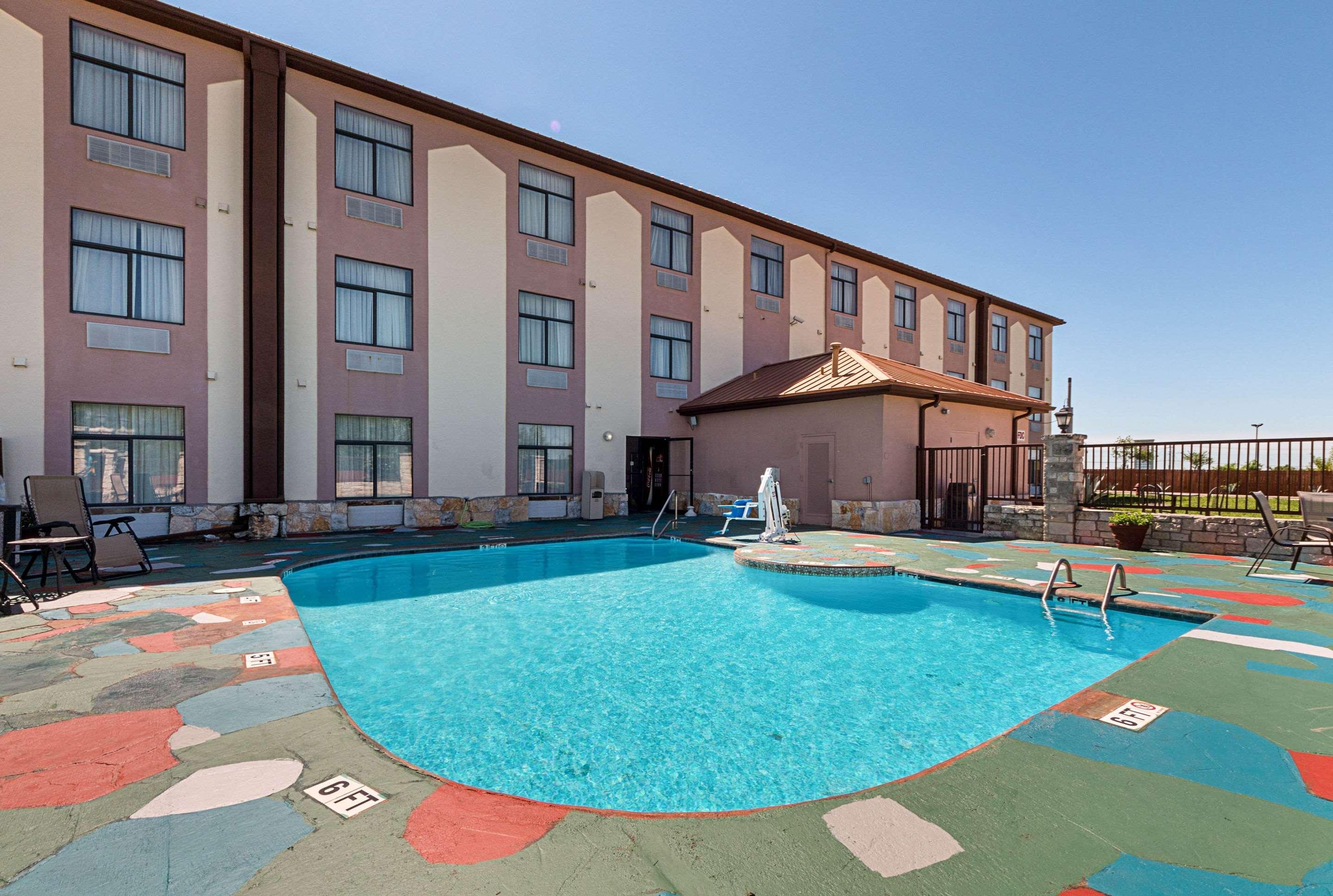 Quality Inn & Suites Buda Buitenkant foto