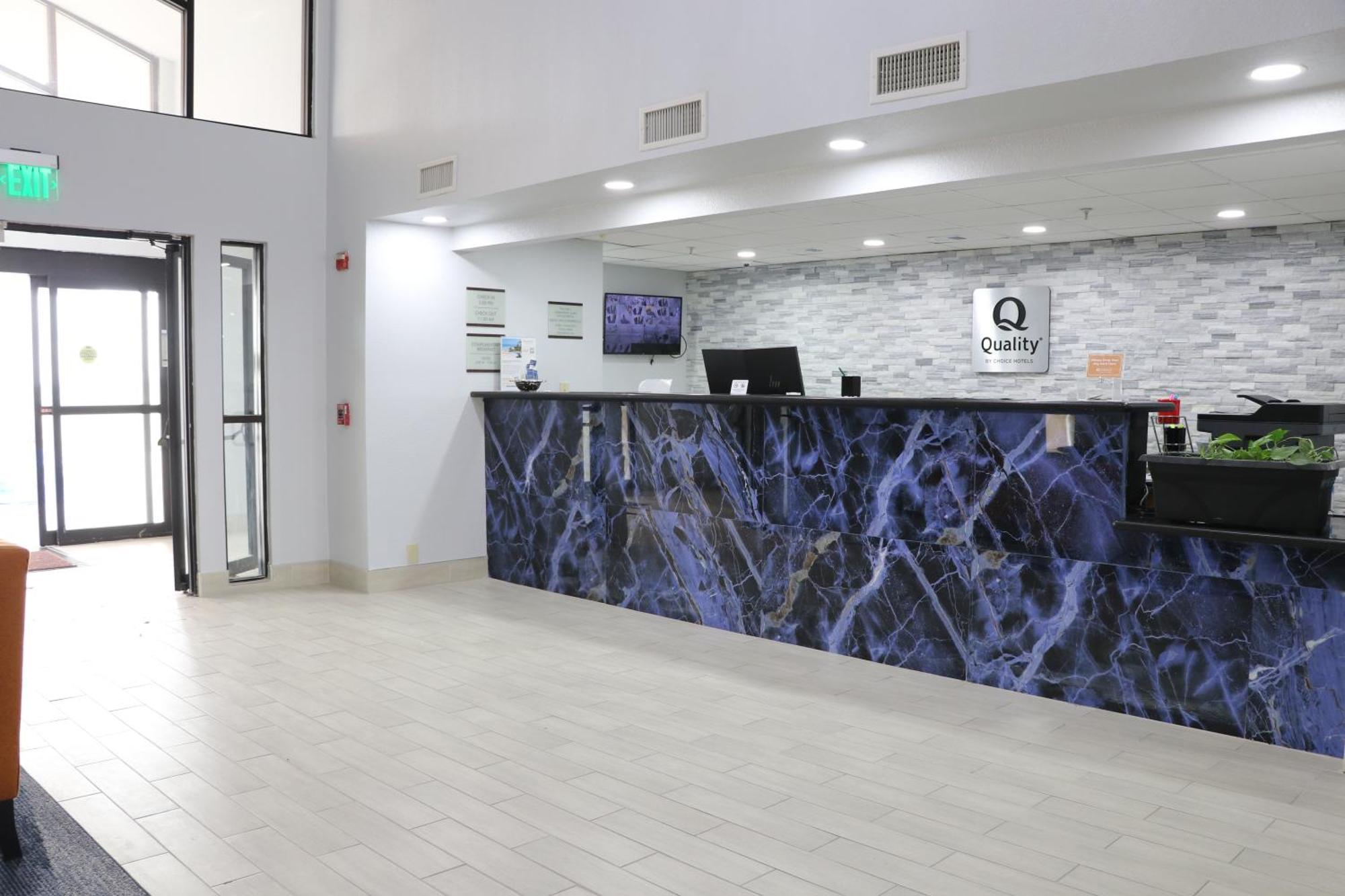 Quality Inn & Suites Buda Buitenkant foto