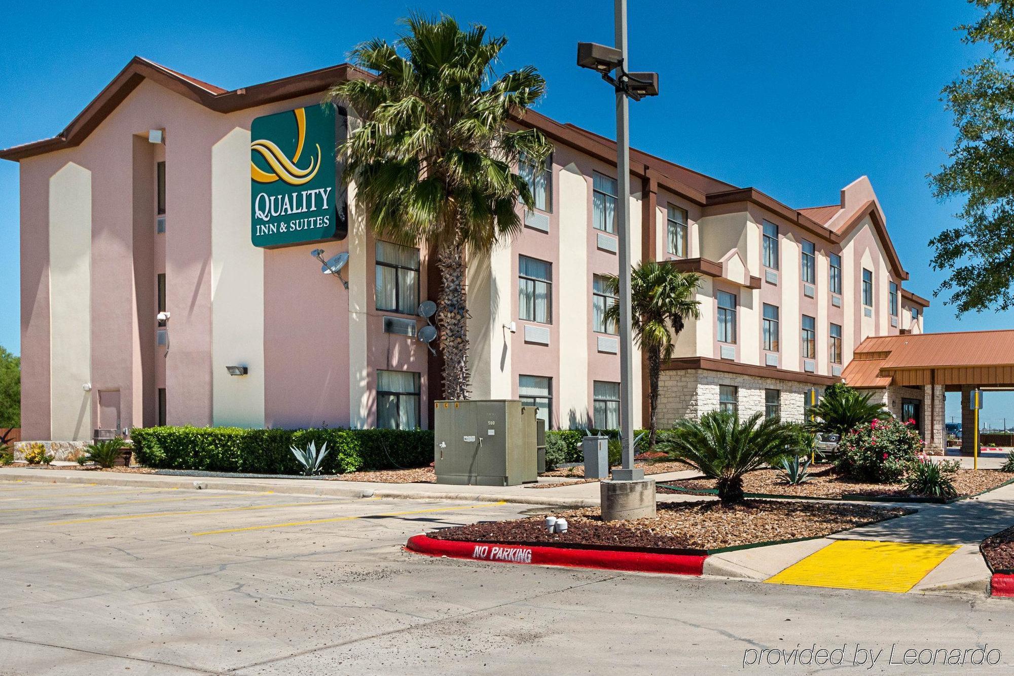 Quality Inn & Suites Buda Buitenkant foto