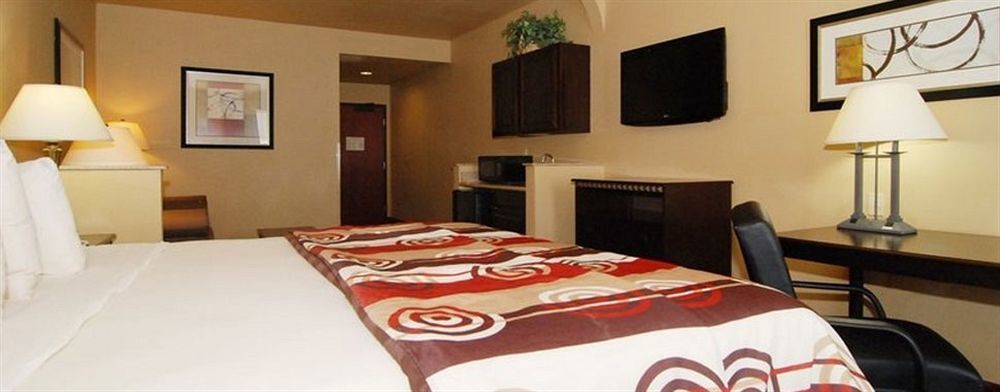 Quality Inn & Suites Buda Buitenkant foto