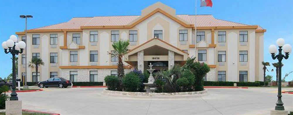 Quality Inn & Suites Buda Buitenkant foto